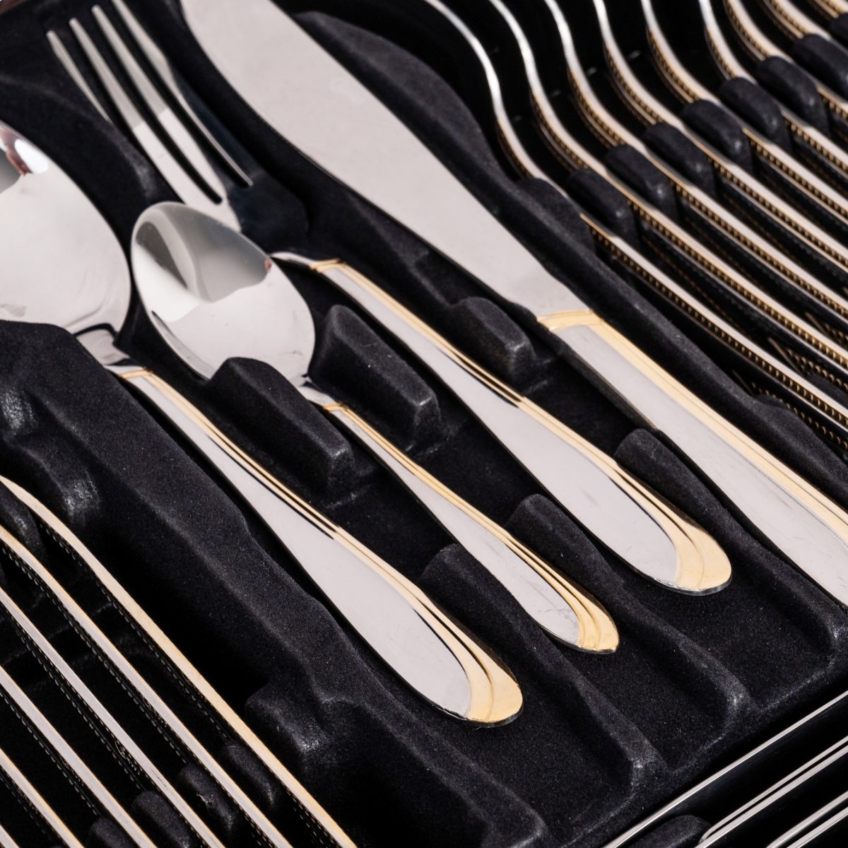 Set Tacâmuri RAWI 84 Piese din Inox, Cutie Elegantă din Lemn Roșu, 4984, trendysanitary.ro