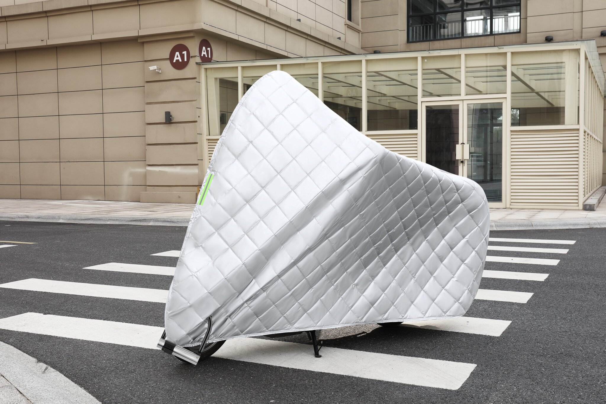 Husă termoizolantă pentru motocicletă – argintie, matlasată, impermeabilă, 200×110×70 cm (5) Husă termoizolantă pentru motocicletă – argintie, matlasată, impermeabilă, 200×110×70 cm, 9165, trendysanitary.ro